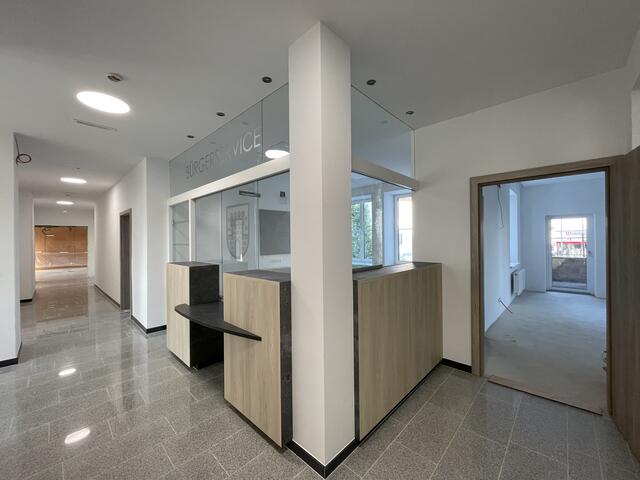 Im 1. Obergeschoß wurden vor dem Sitzungs- und Trauungssaal die Bürger-Informationsstelle neu gestaltet und eine Wartezone eingerichtet. | Foto: Schmölzer