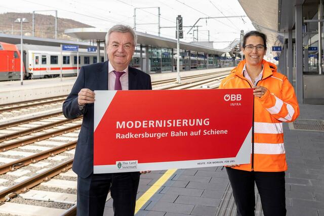 Landesrat Anton Lang und ÖBB-Vorständin Judith Engel. | Foto: ÖBB/Chris Zenz
