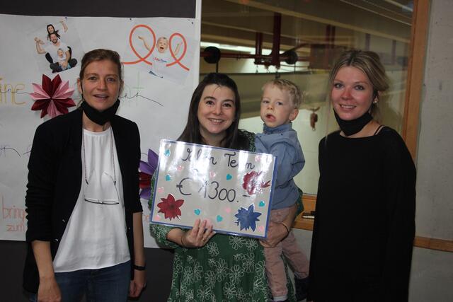 Diektorin Diana Heiß (li.) sowie Initiatorin und Pädagogin Lena Lobenwein (re.) freuten sich gemeinsam mit den SchülerInnen, eine stolze Summe an Natalia und Valentin zu übergeben. | Foto: Daniel Schwarz