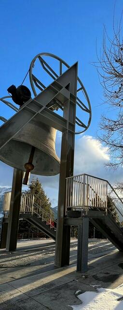 Die Friedensglocke des Alpenraums in Mösern erinnert an das 25-jährige Bestehen der Arbeitsgemeinschaft Alpenländer. | Foto: privat