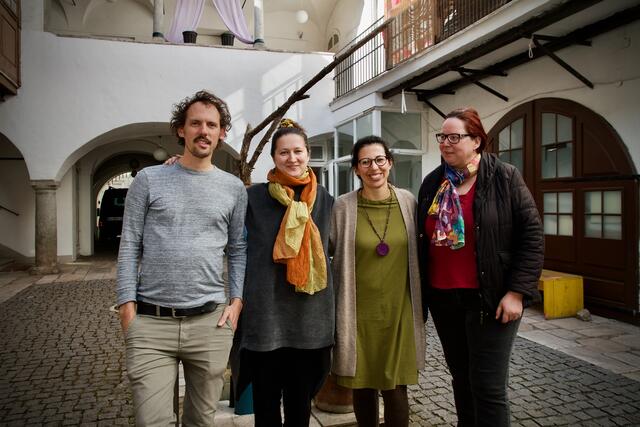 Florian Zambrano, Yulia Izmaylova, Sara Lorena Zambrano Moreno und Bettina Pirker im Innenhof des Ventils. | Foto: MeinBezirk.at
