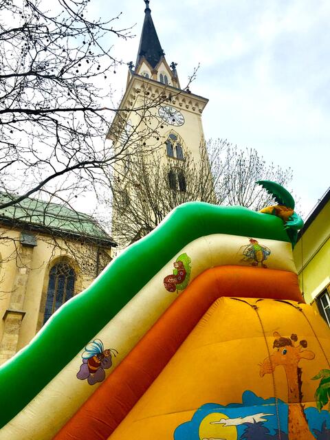 Am unteren Kirchenplatz gibt es einen großen Spielplatz mit Gelegenheit zum Ponyreiten.
