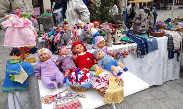 Alles Handarbeit sind diese reizenden Puppen, Kleider  und Tiere.