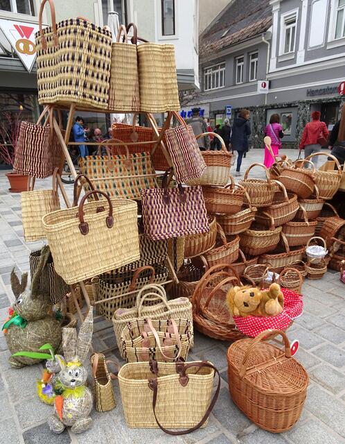 Aus Slowenien kommt jeden Freitag der Korbflechter mit seinen Produkten. Besonders aktuell sind die Weihkörbe für die Fleischweihe.