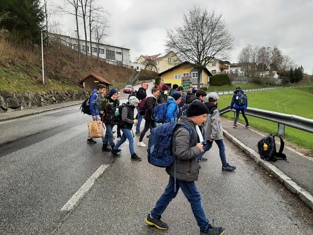 Haltestelle Schule: Auf große Gefahrenstellen im Ortsgebiet machte schon mehrmals der  Gemeinderat Walter Prandstätter, SP, aufmerksam. Es gibt in Pabneukirchen keinen einzigen Fußgänger-Übergang.  | Foto: Zinterhof