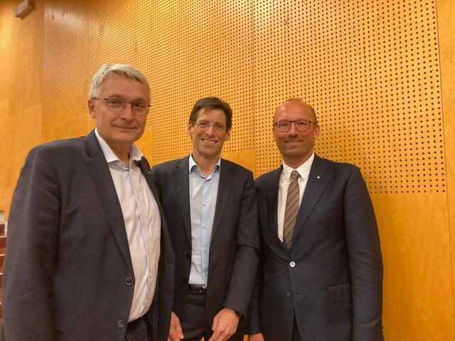 FH-Prof. Albert Mayr, Dekan Heimo Losbichler und RLB OÖ Vorstand Reinhard Schwendtbauer (v. li.).
 | Foto: FH Steyr