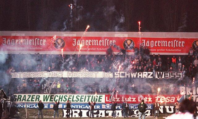Sturm-Fans mit Feuerwerk und Spruchband, Gruabn, November 1995 | Foto: GEPA