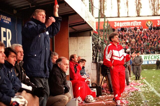 Derby im November 1995, stehend: Ivica Osim mit eigens für ihn angebrachten Bim-Haltegriff und GAK-Coach Hans-Ulrich Thomale | Foto: GEPA