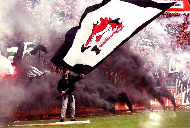 Sturm-Fan mit Obelix-Flagge, März 1996 | Foto: GEPA