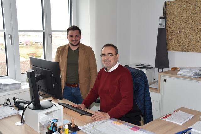 Im Standesamtsverband des Bezirks Güssing, der im Rathaus eingemietet ist, arbeiten Michael Marth und Gilbert Lang (von links). | Foto: Martin Wurglits
