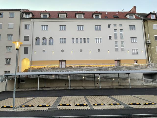 Auf der Hofseite wurden die Parkplätze neu angelegt | Foto: Martin Wurglits