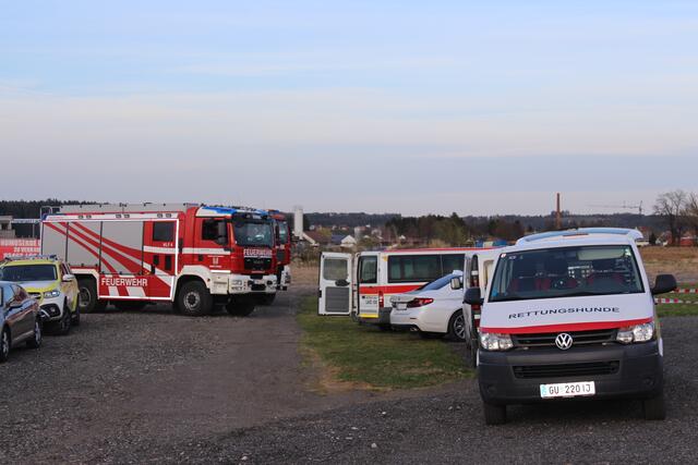 Der Platz am Festgelände ist groß genug für noch mehr Einsatzfahrzeuge.  | Foto: Katrin Löschnig