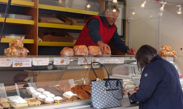 Köstlicher Osterreindling, Krapfen und vieles mehr werden aus Slowenien angeliefert.