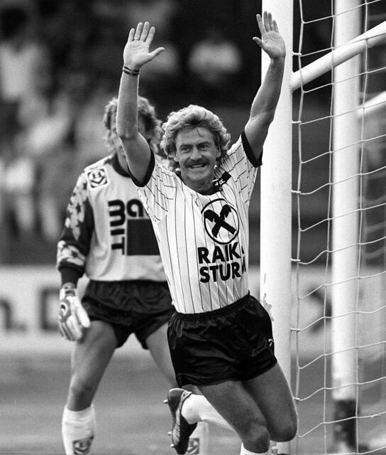 Juni 1989: Walter Schachner jubelt nach einem Treffer gegen Admira Wacker Mödling. | Foto: GEPA