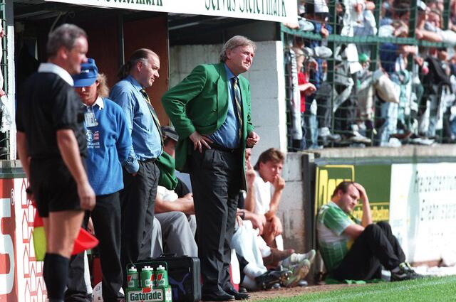 September 1994 gegen Rapid Wien: Sturm-Manager Heinz Schilcher (blaues Hemd) und Jahrhundert-Trainer Ivica Osim (grünes Sakko) | Foto: GEPA