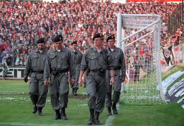 Polizeisondereinheit beim Match Sturm Graz gegen Austria Salzburg, Mai 1995 | Foto: GEPA