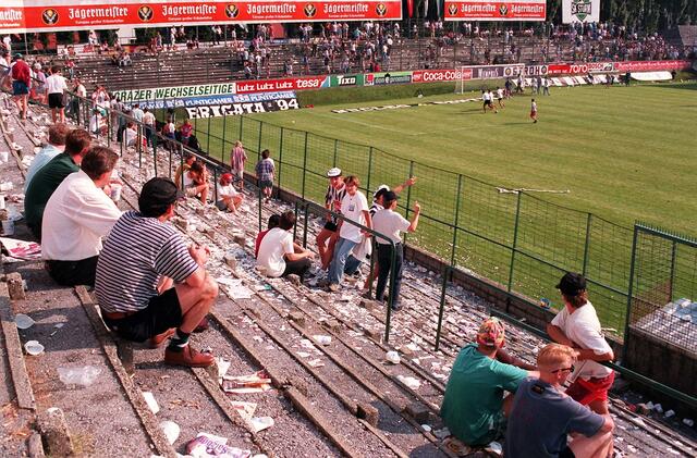 Osttribüne der Gruabn mit Blick in Richtung Süden, 1995 | Foto: GEPA
