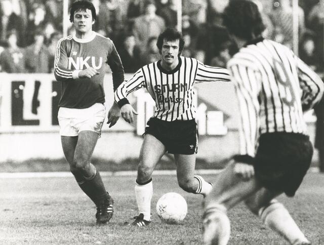 Der Mann mit dem Eisenfuß: Mandi Steiner im legendären Durisol-Dress. | Foto: Foto Fischer