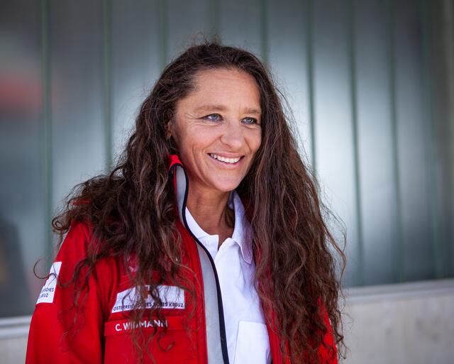 Die Mitarbeiterin des Roten Kreuzes Tirol, Christine Widmann, unterstützt vier Wochen lange die Hilfsmaßnahmen des Roten Kreuzes in der Ukraine. | Foto: Rotes Kreuz Tirol|Omurkul Bourbaev