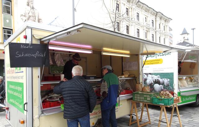 Speck und Wurstwaren vom eigenen Bauernhof bietet die Familie Stark aus Korpitsch an.