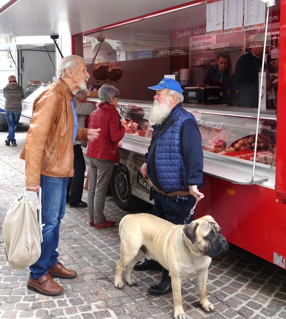 Für einen gemütlichen Tratsch treffen sich viele Freunde am Marktgelände.