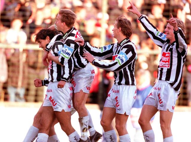 Ivica Vastic, Roman Maehlich, Herbert Grassler und Markus Schopp jubeln nach Derby-Tor, November 1995 | Foto: GEPA