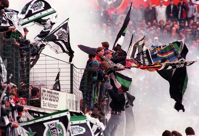 Junge Sturm-Fans am Zaun, Gruabn, März 1996 | Foto: GEPA