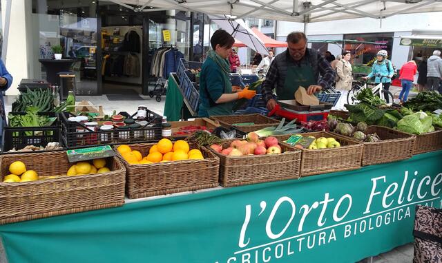 Frisches Bioobst und Gemüse aus Italien wird gerne angeboten und auch von den gesundheitsbewussten Besuchern gekauft.