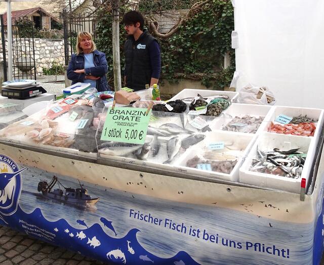 Frisch aus dem Meer werden diese Fischspezialitäten aus Italien bei diesem Stand angeboten. Beratung über Zubereitungsarten im Preis inbegriffen.