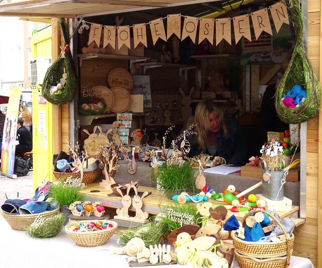 Bastelartikel, Holzartikel liebevoll in Handarbeit erzeugt kann man an diesem Stand erwerben.