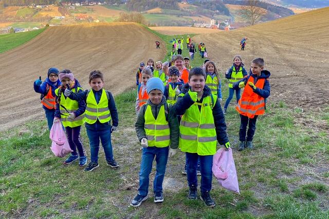 Der "Putztrupp" durchstreifte die Wiesen und Felder. | Foto: BFVFB/C. Karner