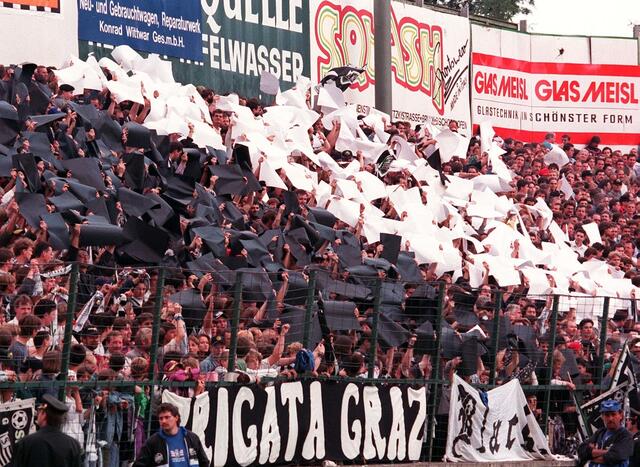 Schwarz-weiße Choreografie in der Gruabn, Sommer 1995 | Foto: GEPA