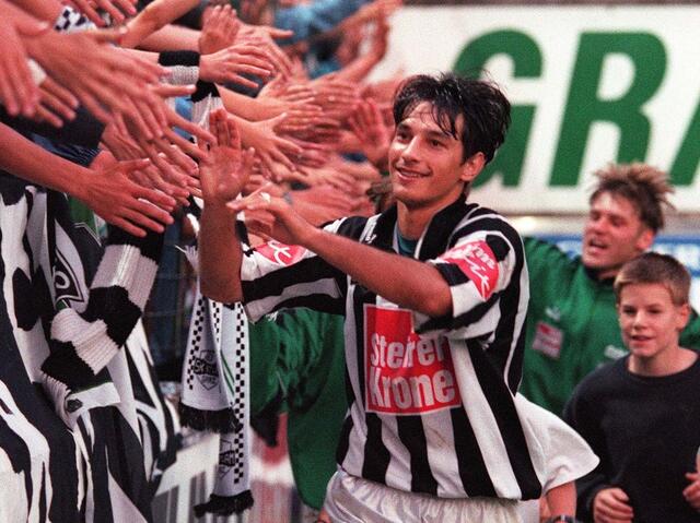 Ivica Vastic beim Feiern mit den Sturm-Fans, Gruabn 1995 | Foto: GEPA