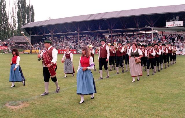 Blasmusikkapelle auf dem Sturmplatz, dahinter die inzwischen denkmalgeschützte Holztribüne, 1995 | Foto: GEPA