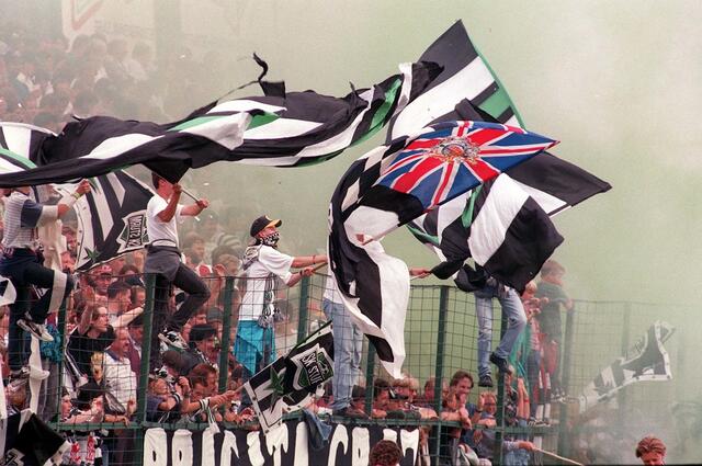 Sturm-Anhänger mit Fahnen am Zaun, Gruabn 1995 | Foto: GEPA