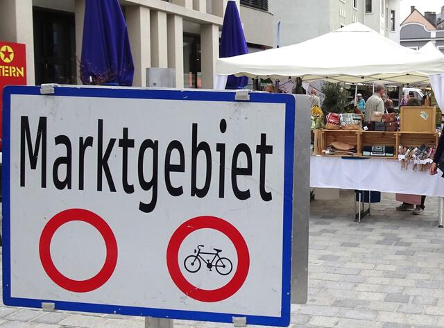 Ab hier ist Marktgebiet, wünsche viel Spaß beim Bummeln durch das reich beschickte Gelände.
