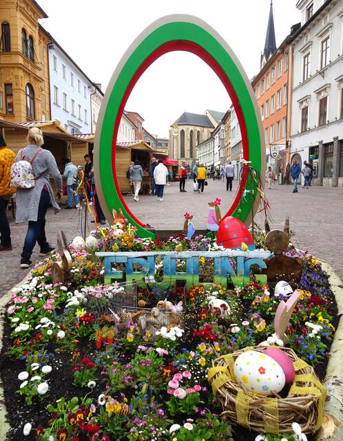 Ein riesengroßes Osterei begrüßt die Besucher des Ostermarktes am unteren Hauptplatz.