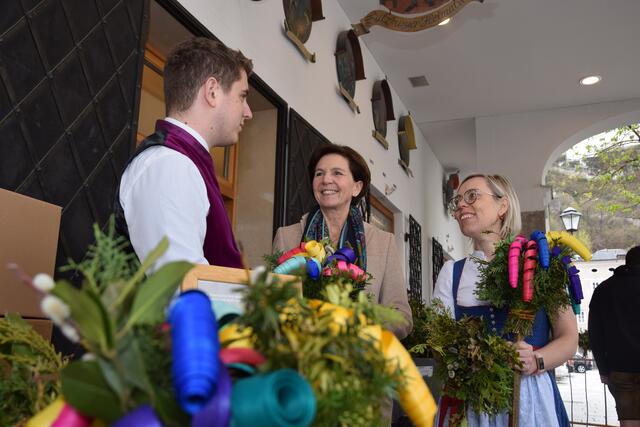 Landtagspräsidentin Brigitta Pallauf (Mitte) mit Tobias Lang von der Landjugend Flachgau und der Geschäfstführung des Salzburger Heimatwerks, Hildegund Schirlbauer. | Foto: Land Salzburg/Kern