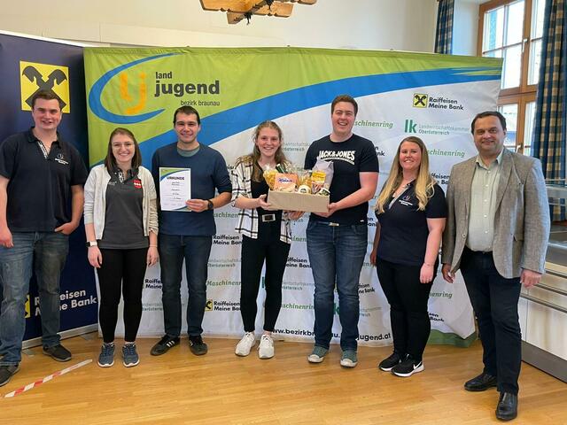 v.l.n.r.: Bezirksleiter Fabian Beinhundner, Julia Hatheier, Simon Weindl, Miriam Rappl, Hannes Leimer (1. Platz Landjugend Neukrichen Team 1), Bezirksleiterin Sandra Gaisbauer, Burgkirchner Bürgermeister Albert Troppmair  | Foto: Bezirkslandjugend Braunau