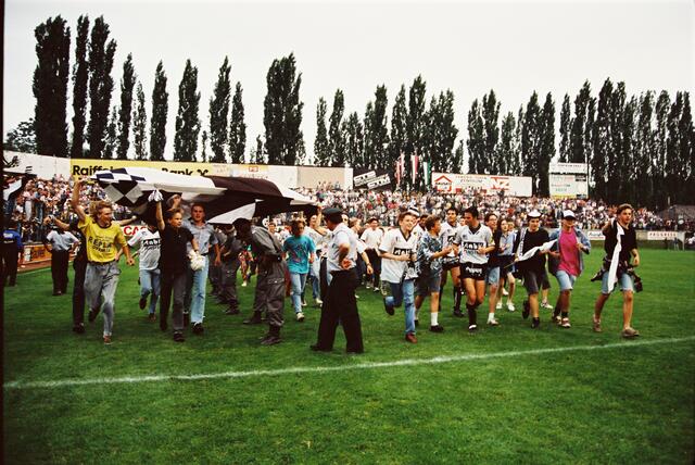 Antithese zum modernen Fußball: Auch aus Platzmangel herrschte in der Gruabn Gänsehautstimmung, die von Gästeteams gefürchtet wurde – hier: Fans mit Mario Haas nach dem Sieg im mittleren Play-off gegen den DSV Leoben 1993. | Foto: GEPA