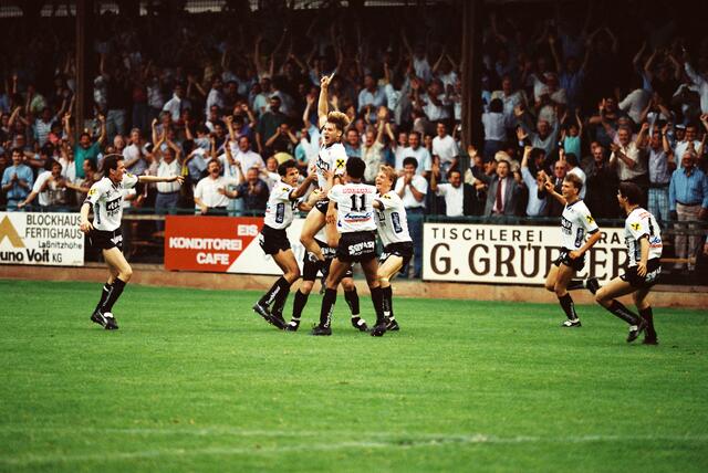 Für die Blackies gab es auch ohne Meistertitel in der Gruabn einiges zu bejubeln – hier Darko Milanic, Arnold Wetl, Richard Padmore, Markus Schopp und Michael Leitner (u. a., Juni 1993). | Foto: GEPA