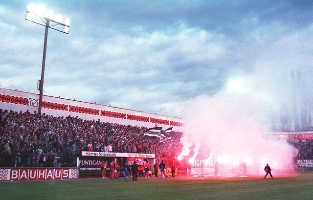 Sturm-Fans mit Pyrotechnik gegen Vorwärts Steyer, Gruabn 1995 | Foto: GEPA