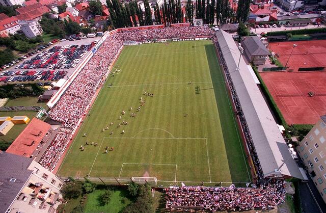 Auch 25 Jahre nach dem letzten Heimspiel in der Gruabn, halten die Sturm-Anhänger den alten Sportplatz in Ehren (hier: Aufnahme vom Studentenheim am Hafnerriegel, Blick in südlicher Richtung, 1995). | Foto: GEPA