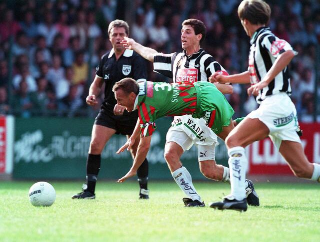 Alfred Hörtnagl (Sturm) bringt Michael Streiter (Tirol) zu Fall, August 1994 | Foto: GEPA