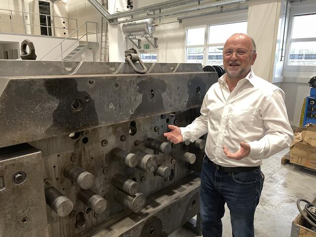 WIHO-Firmengründer Walter Hofbauer führte die Gäste durch die Produktionshallen. | Foto: Staudinger