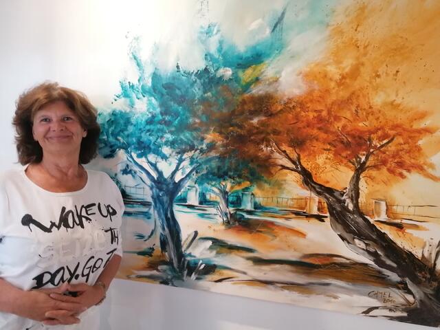 Susanne Chmel vor einem ihrer Kunstwerke | Foto: Chmel