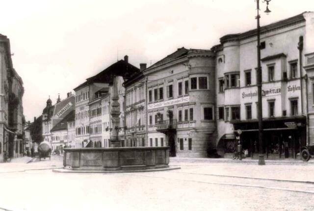 Der Karbrunnen am Grieskirchner Stadtplatz in den 1930er-Jahren | Foto: Stadtarchiv Grieskirchen