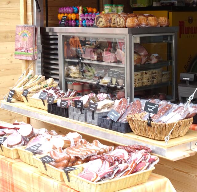 Alles für die Osterjause wie Selcher, Schinken, Zunge, Kren, Eier und "Bochatscha" gibt es bei diesem Stand  aus dem Rosental.  Hauseigene Produktion direkt vom Bauernhof.