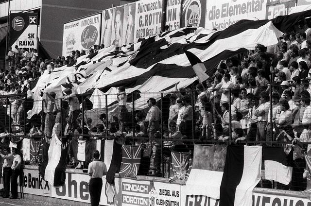 Alles schwarz und weiß am Jakominigürtel: Heimspiel in der Gruabn 1989 | Foto: GEPA