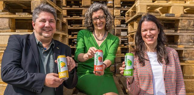 Das Team Waldquelle mit ihrem neuesten Produkt "Waldquelle Immun". Thomas Schmidt, Monika Fiala und Dagmar Habeler | Foto: Laura Jagoschütz